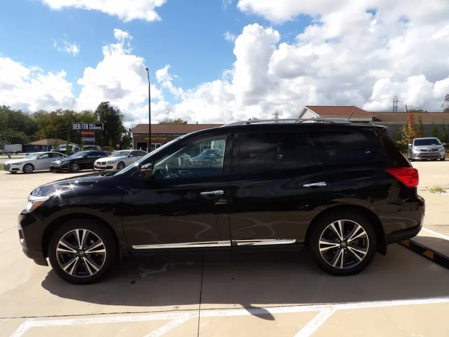 2018 Nissan Pathfinder Platinum photo 1