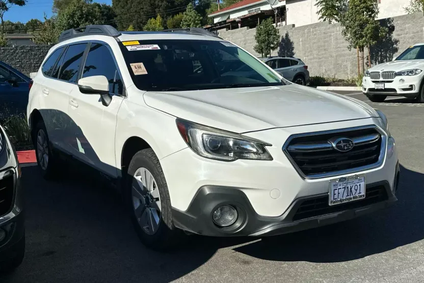 2018 Subaru Outback 2.5i Premium photo 1