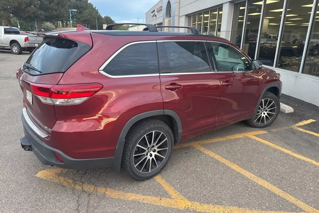 2018 Toyota Highlander SE photo 1
