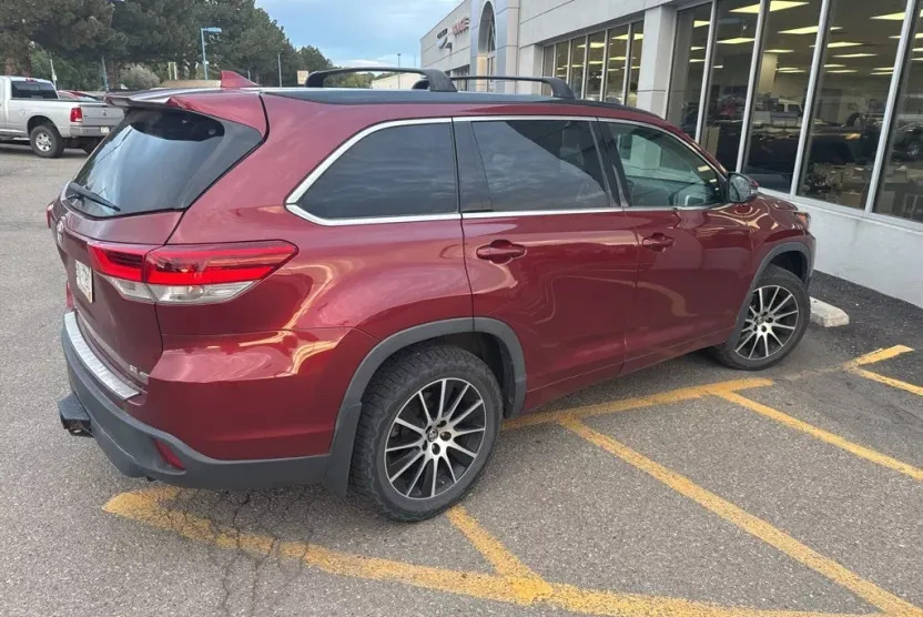 2018 Toyota Highlander SE photo 1