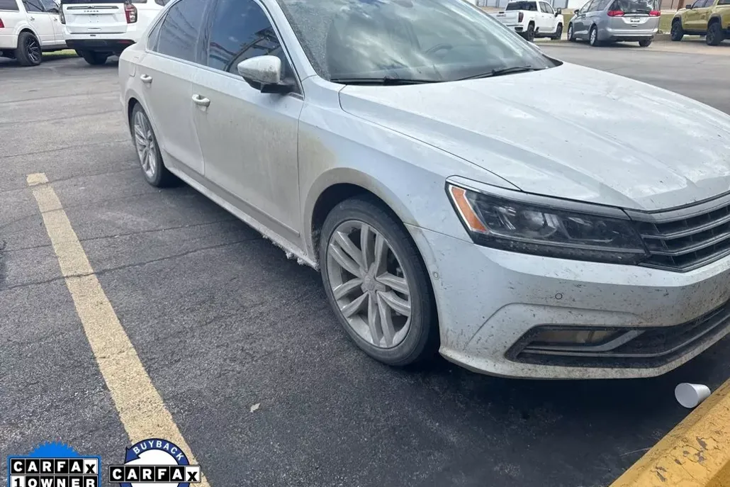 2017 Volkswagen Passat SEL Premium photo 1