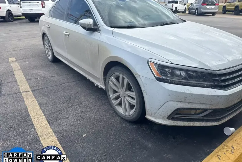 2017 Volkswagen Passat SEL Premium photo 1