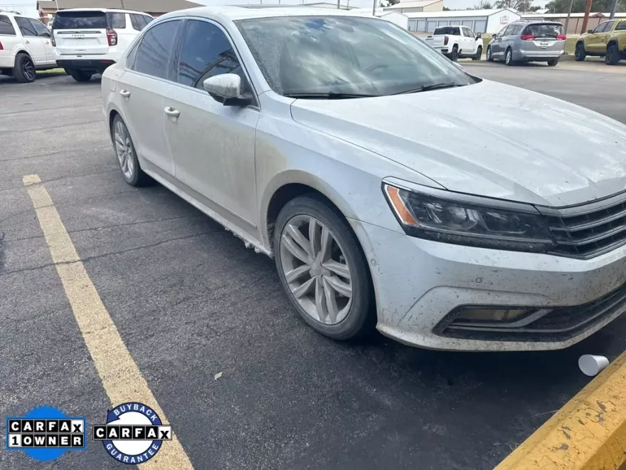 2017 Volkswagen Passat SEL Premium photo 1