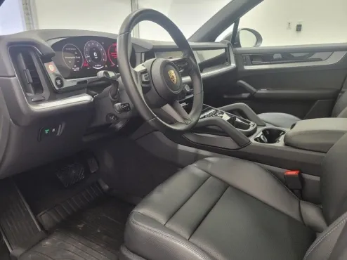 2024 Porsche Cayenne Base photo 4