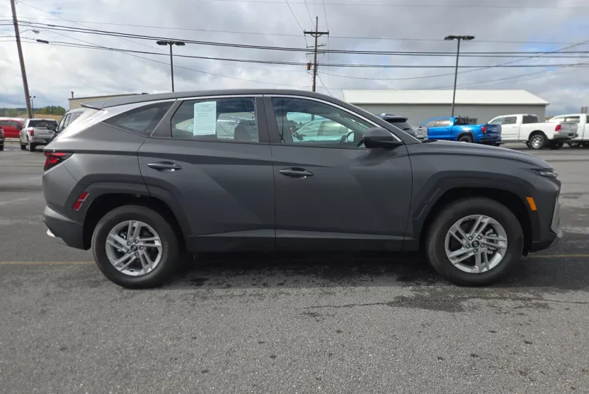 2025 Hyundai Tucson SE photo 1