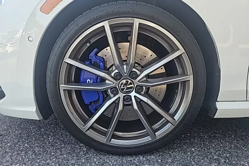 2024 Volkswagen Golf R photo 1