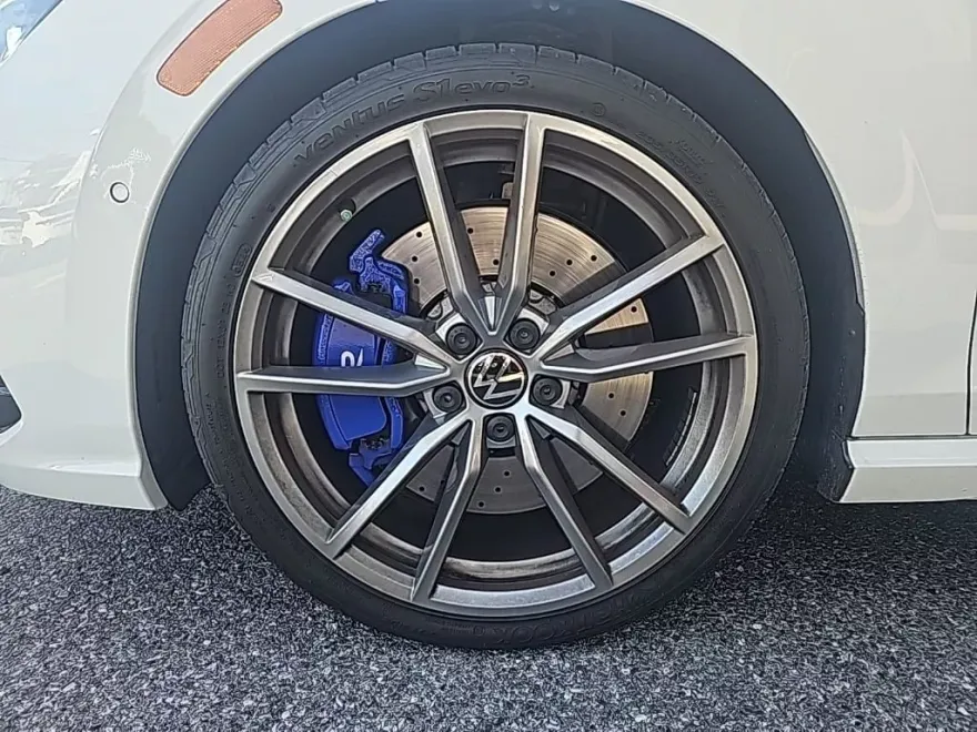 2024 Volkswagen Golf R photo 1