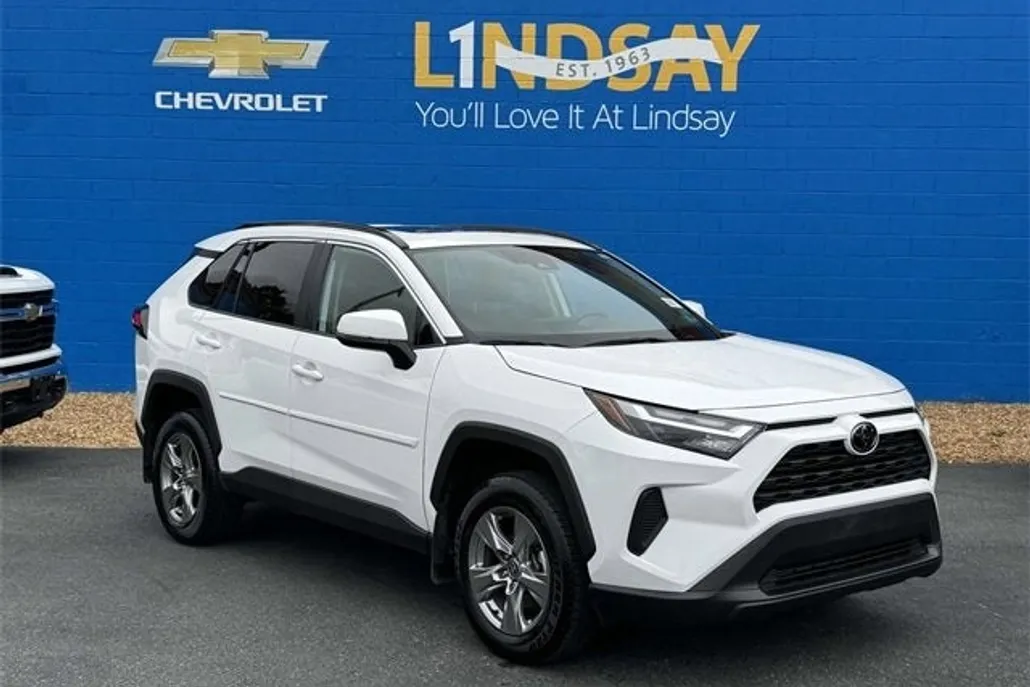 2024 Toyota RAV4 XLE photo 1