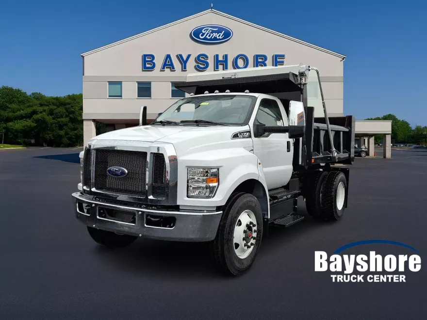 2025 Ford F-750 SuperCab photo 1