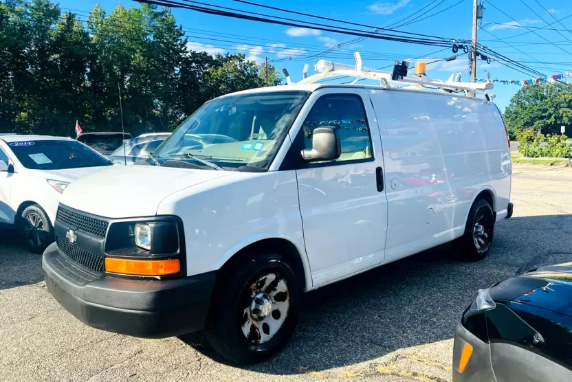 2009 Chevrolet Express Cargo Van 1500 photo 1