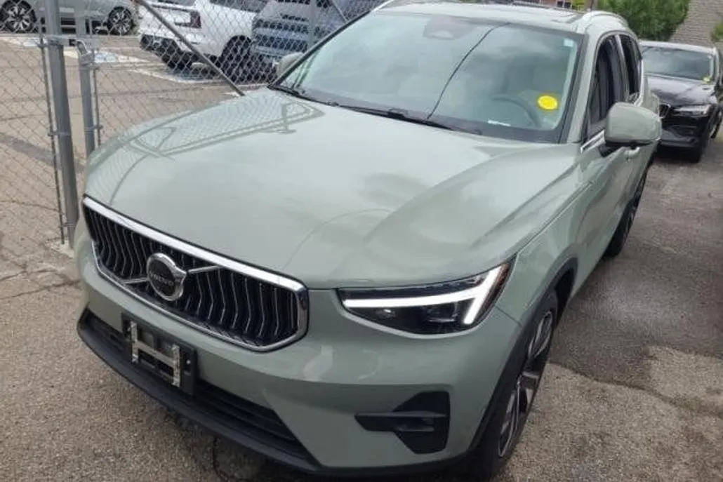 2024 Volvo XC40 Ultimate photo 1