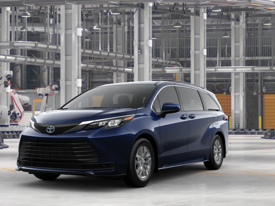 2025 Toyota Sienna LE photo 1