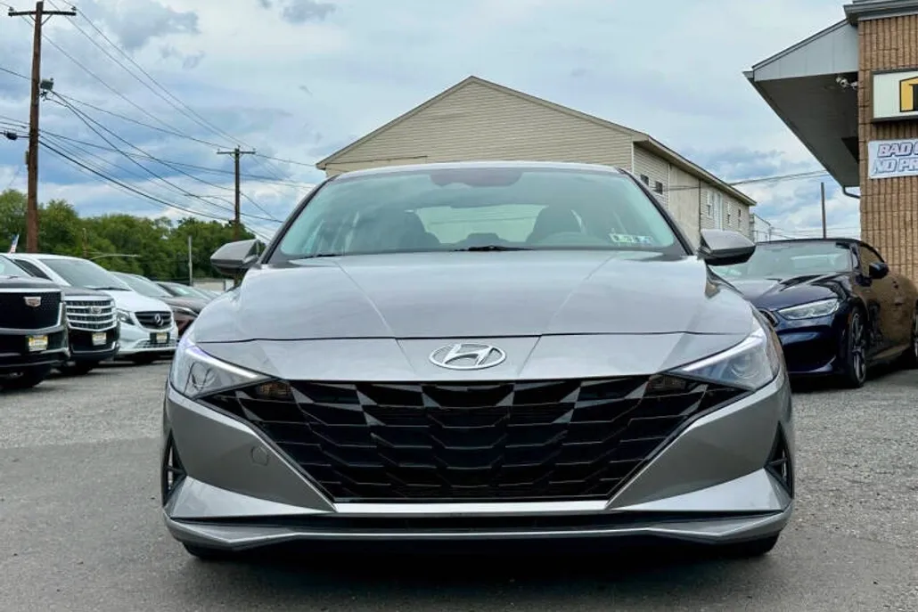 2021 Hyundai Elantra SEL photo 1