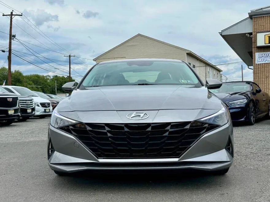 2021 Hyundai Elantra SEL photo 1
