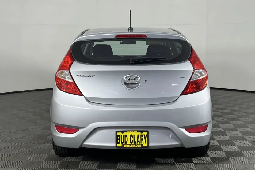 2012 Hyundai Accent GS photo 1