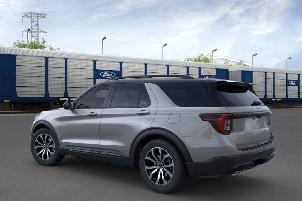 2025 Ford Explorer ST-Line photo 1