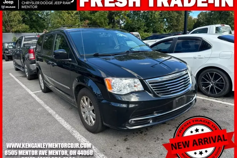 2014 Chrysler Town & Country Touring photo 1
