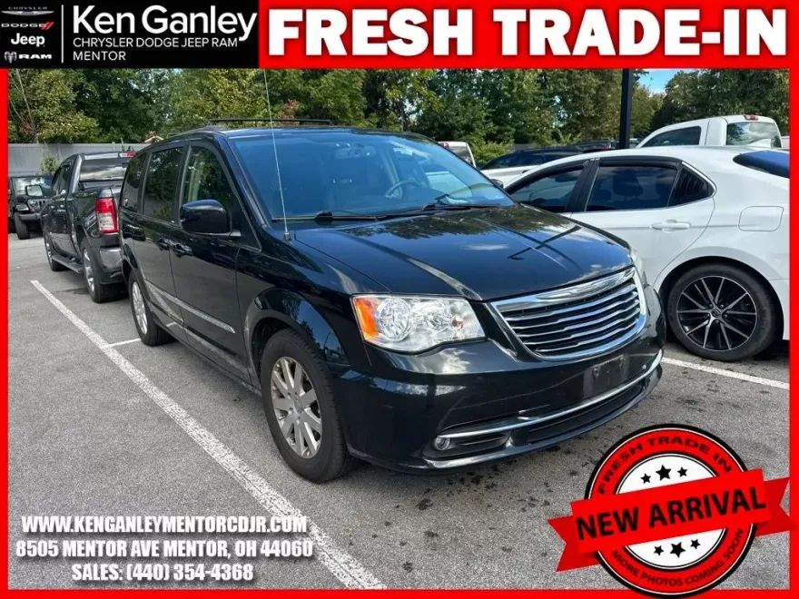 2014 Chrysler Town & Country Touring photo 1
