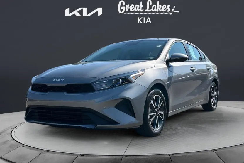 2023 Kia Forte LXS photo 1