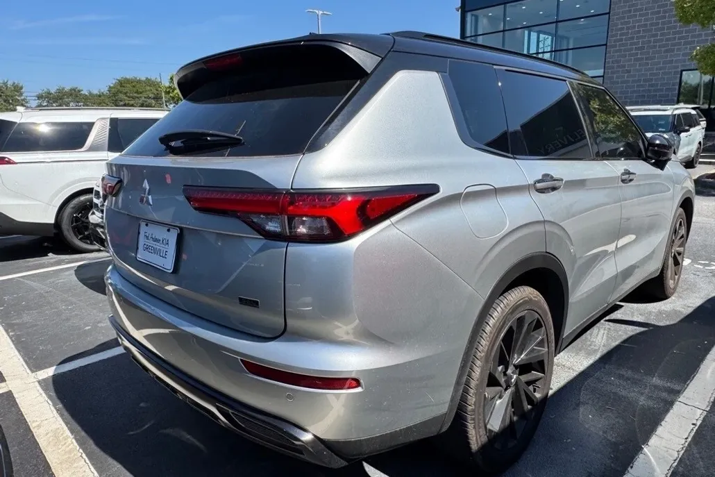 2024 Mitsubishi Outlander SEL photo 1