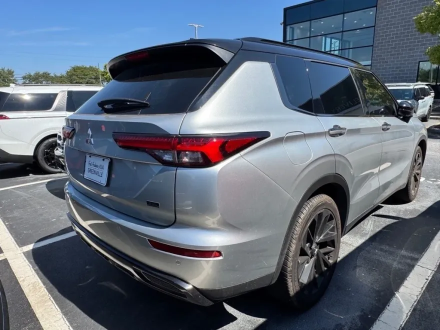 2024 Mitsubishi Outlander SEL photo 1