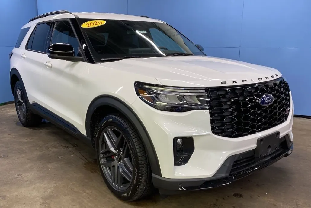 2025 Ford Explorer ST photo 1