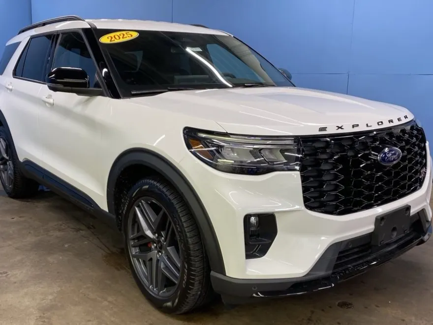2025 Ford Explorer ST photo 1