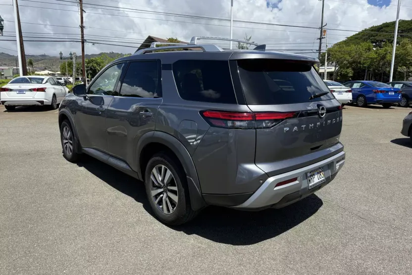 2022 Nissan Pathfinder SL photo 1
