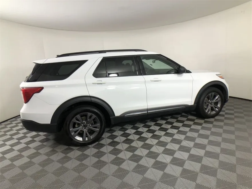 2021 Ford Explorer XLT photo 1