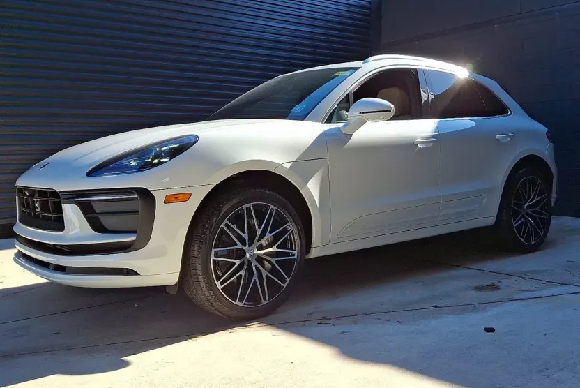 2025 Porsche Macan T photo 1