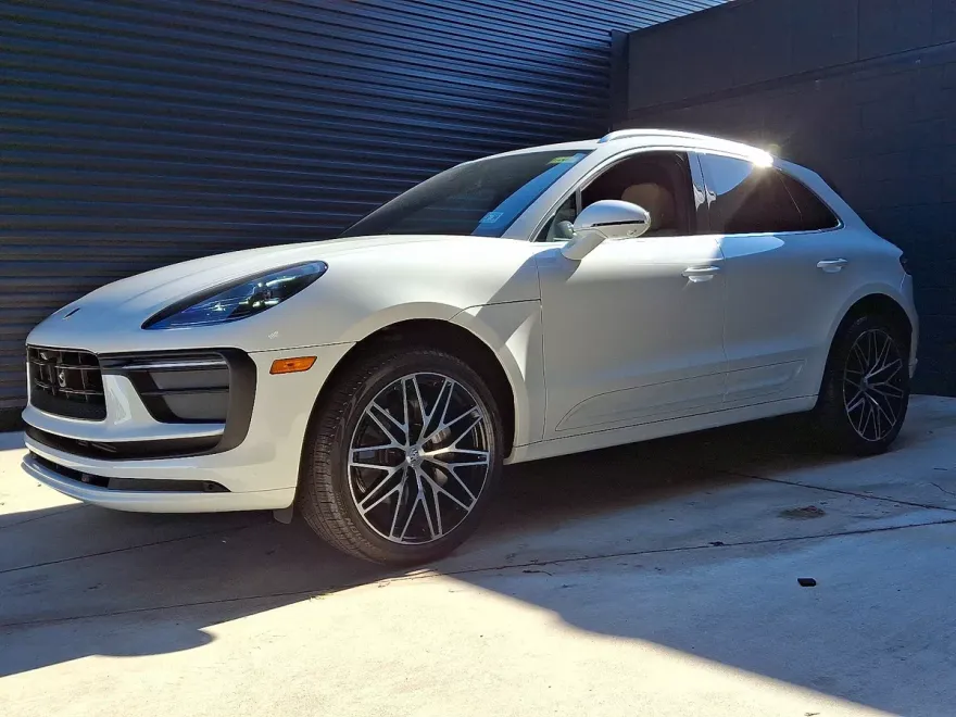 2025 Porsche Macan T photo 1