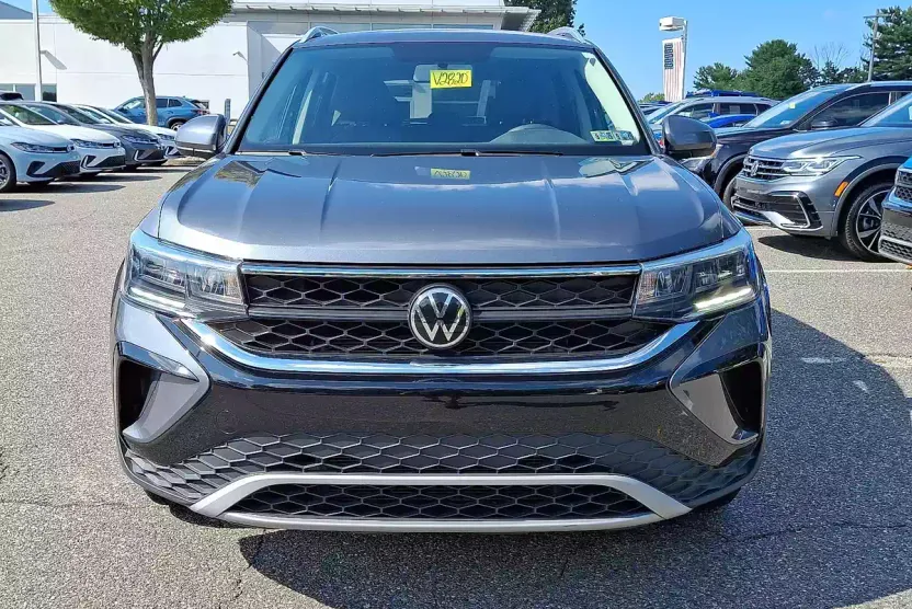 2022 Volkswagen Taos SE photo 1