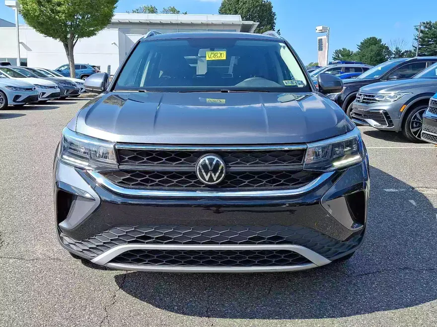 2022 Volkswagen Taos SE photo 1