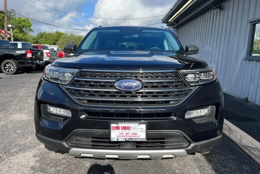 2022 Ford Explorer XLT photo 1