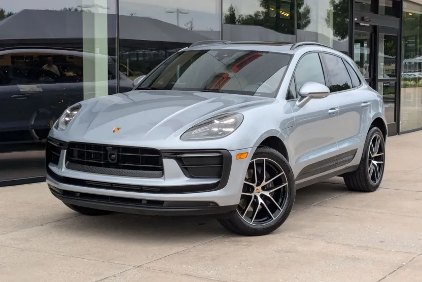 2025 Porsche Macan T photo 1