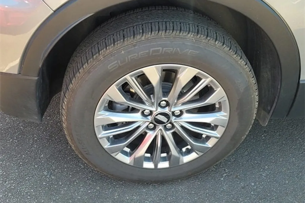 2024 Cadillac XT4 Premium Luxury photo 1