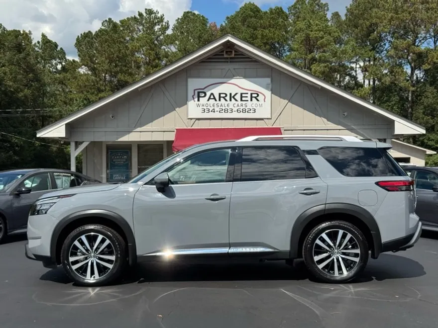 2025 Nissan Pathfinder Platinum photo 1