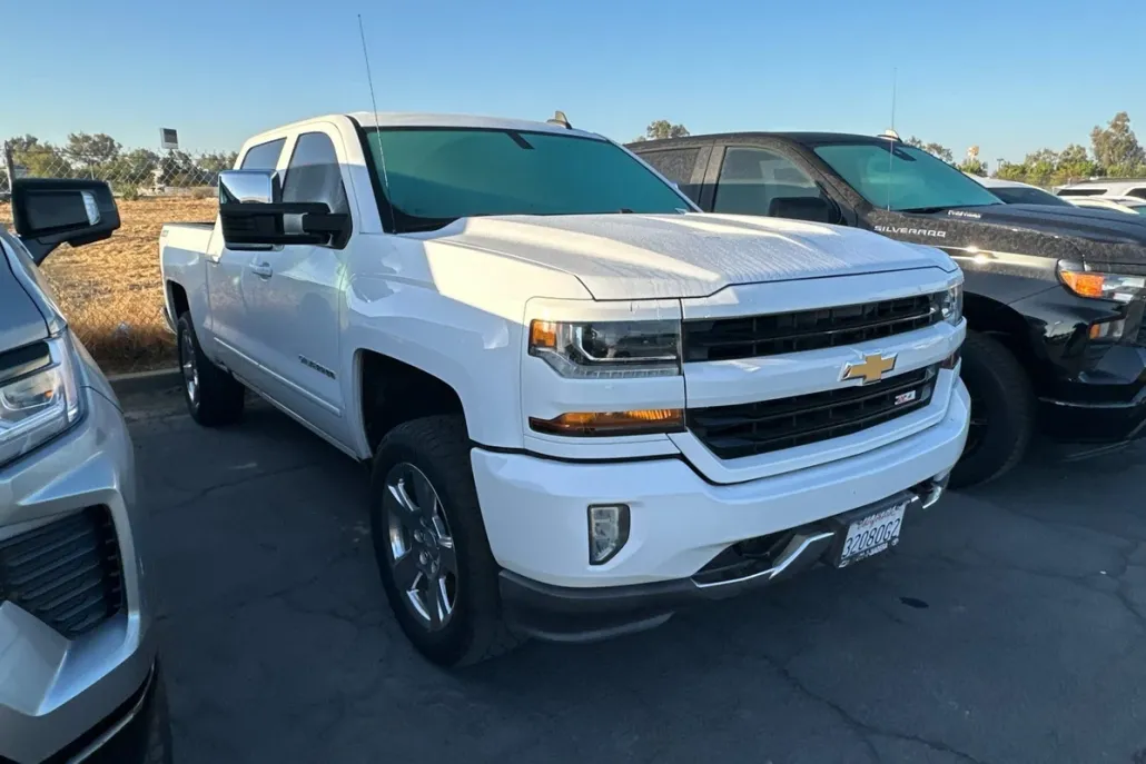 2017 Chevrolet Silverado 1500 LT photo 1