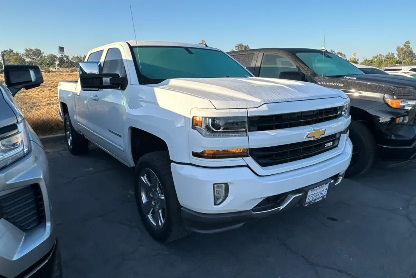 2017 Chevrolet Silverado 1500 LT photo 1