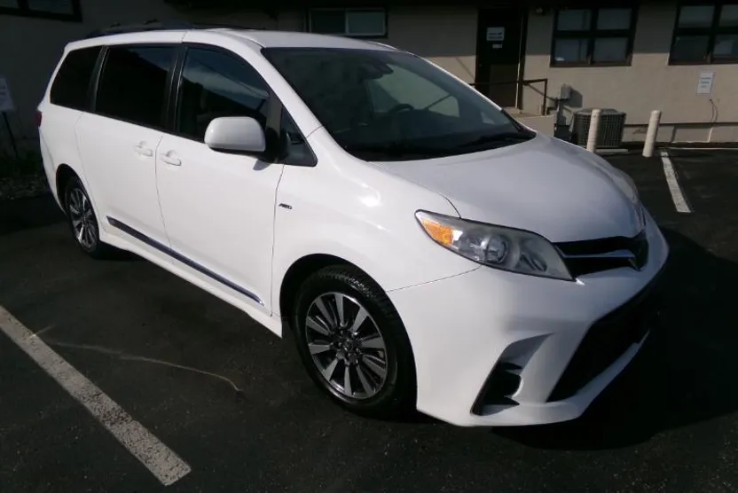 2020 Toyota Sienna LE photo 1