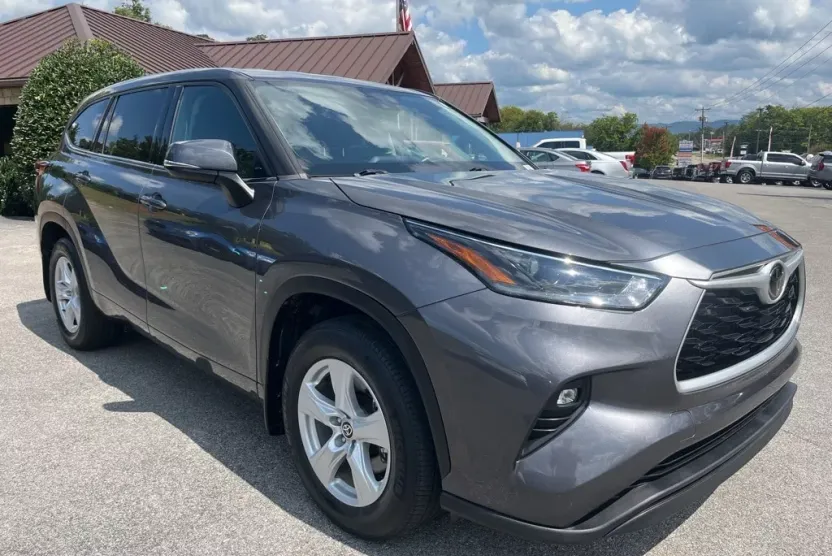 2021 Toyota Highlander LE photo 1