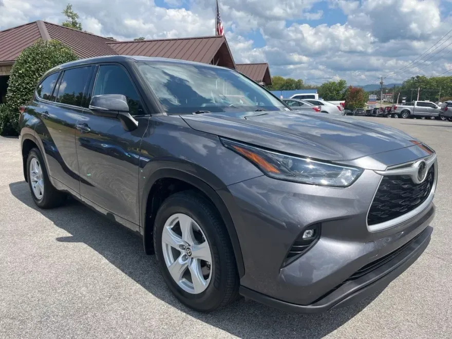 2021 Toyota Highlander LE photo 1