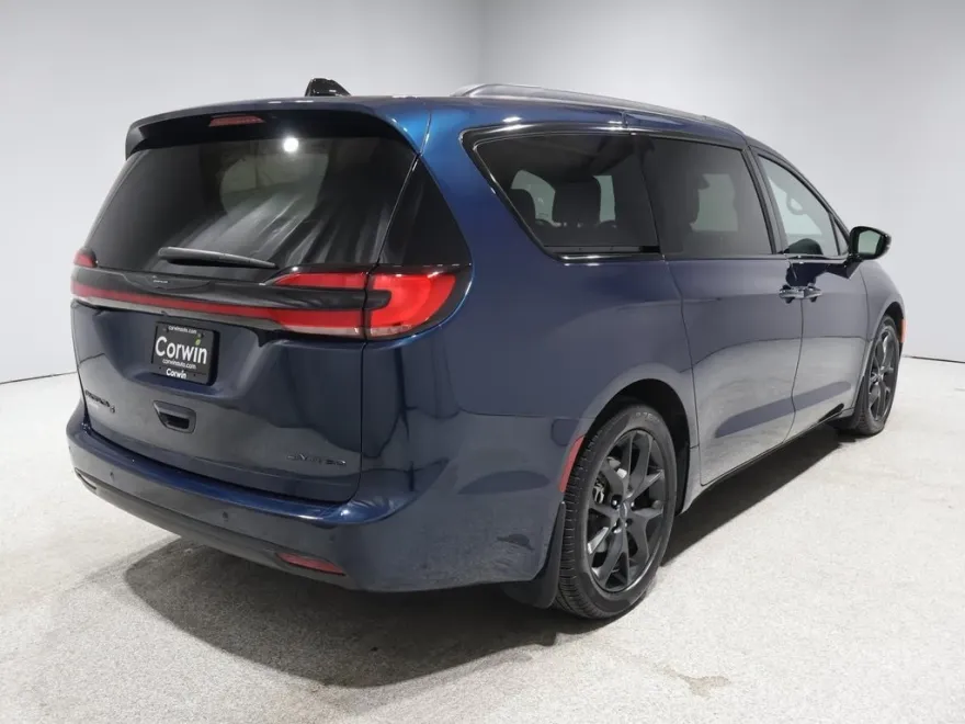2024 Chrysler Pacifica Limited photo 2