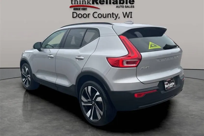 2025 Volvo XC40 Plus photo 1