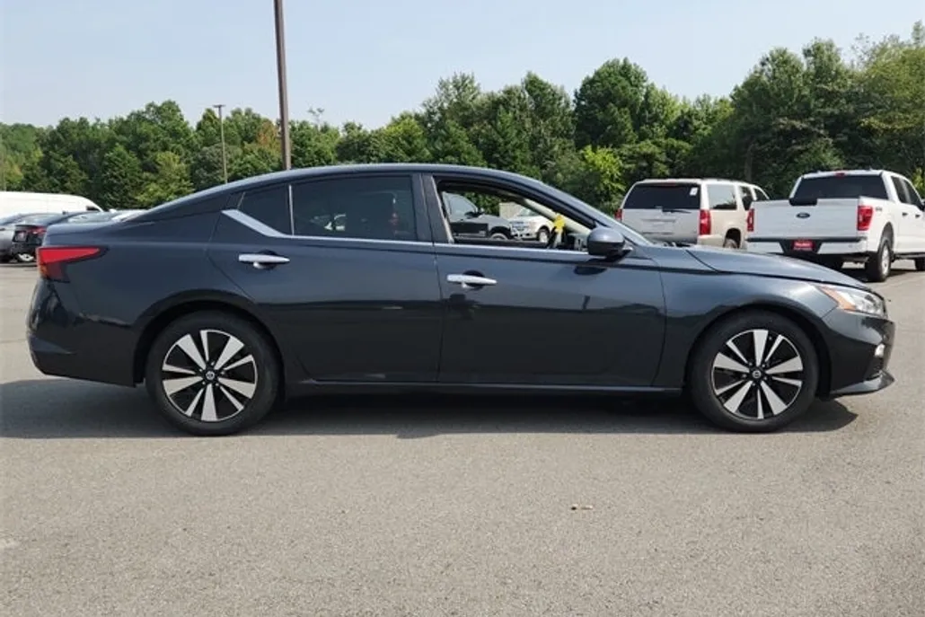 2022 Nissan Altima 2.5 SV photo 1
