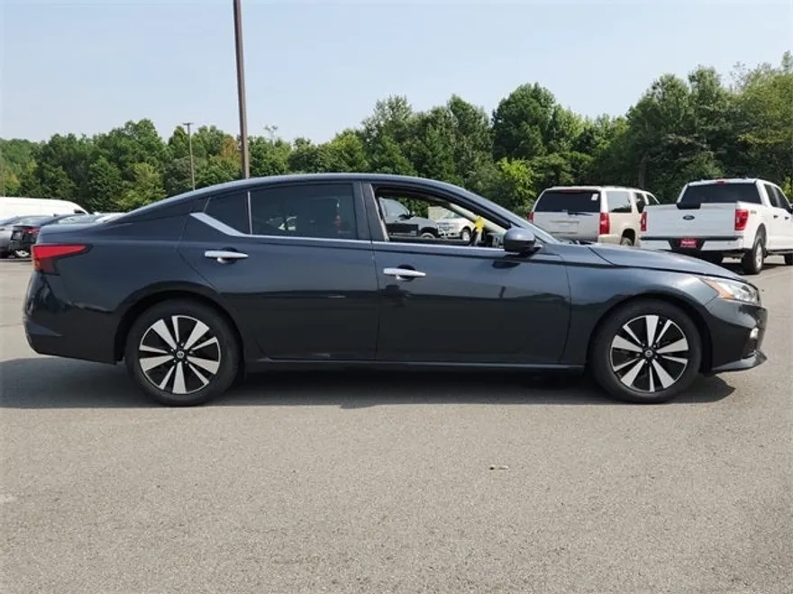 2022 Nissan Altima 2.5 SV photo 1