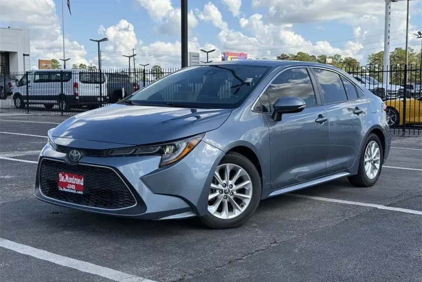 2020 Toyota Corolla XLE photo 1