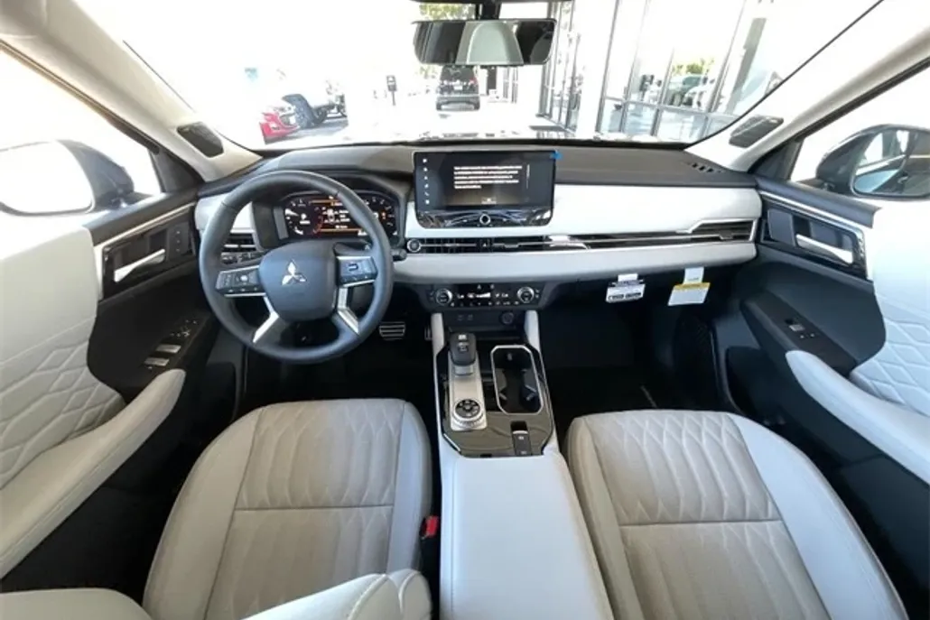 2025 Mitsubishi Outlander SEL photo 1