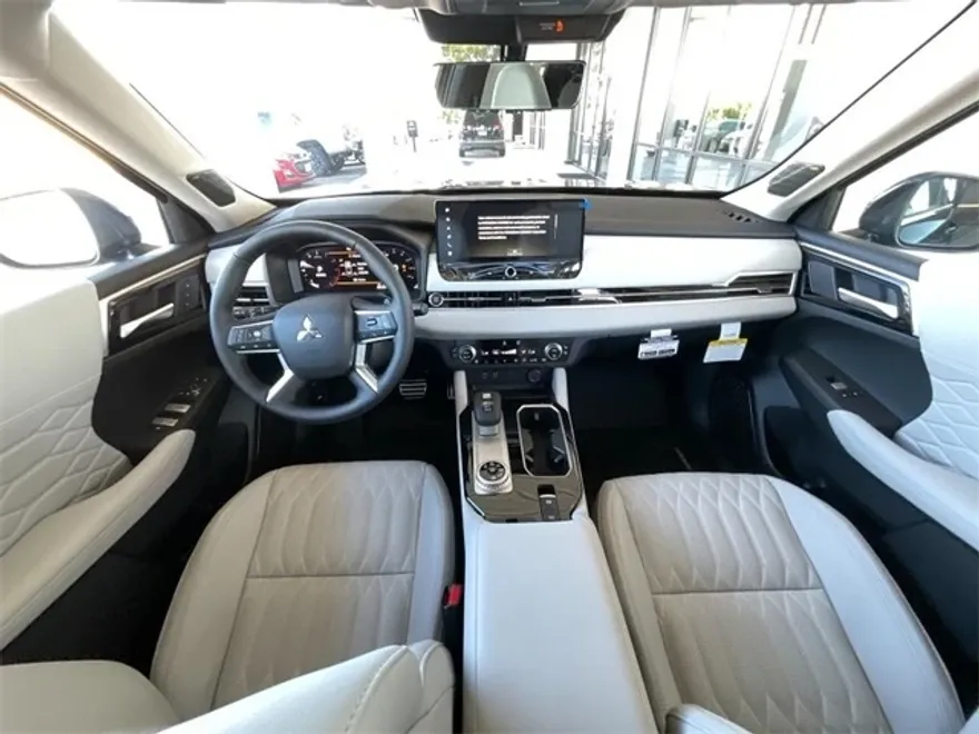 2025 Mitsubishi Outlander SEL photo 1