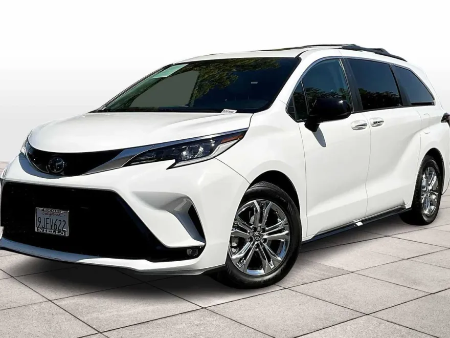 2022 Toyota Sienna XSE photo 1